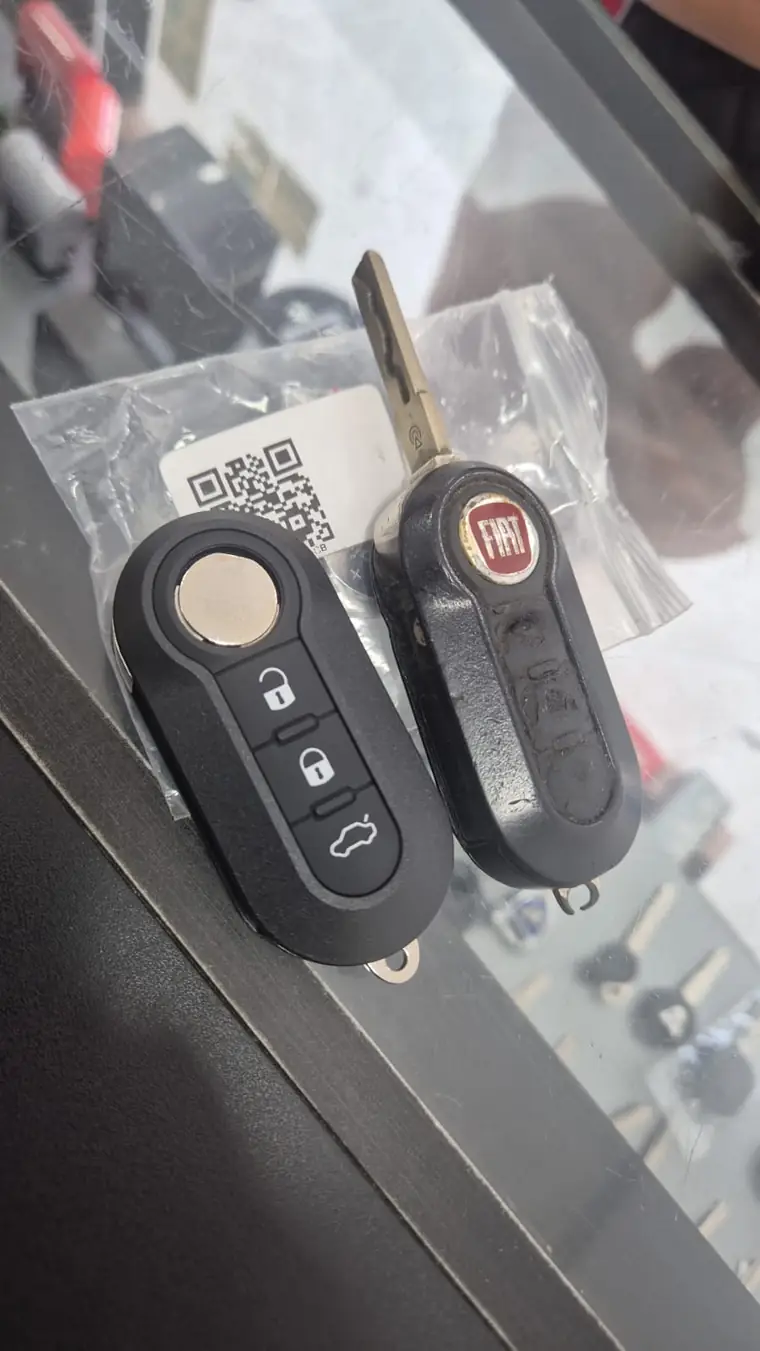 Chave canivete Fiat nova ao lado de chave desgastada para troca de carcaça
