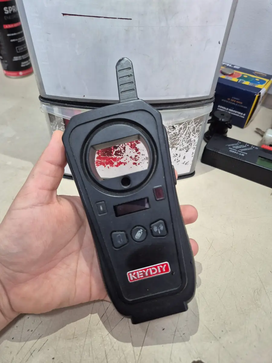Equipamento de programação de chave codificada no Chaveiro Coroado, Manaus